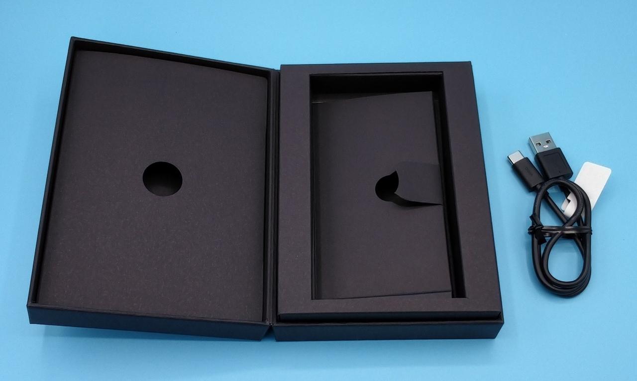 化粧箱内側と付属ケーブルです。