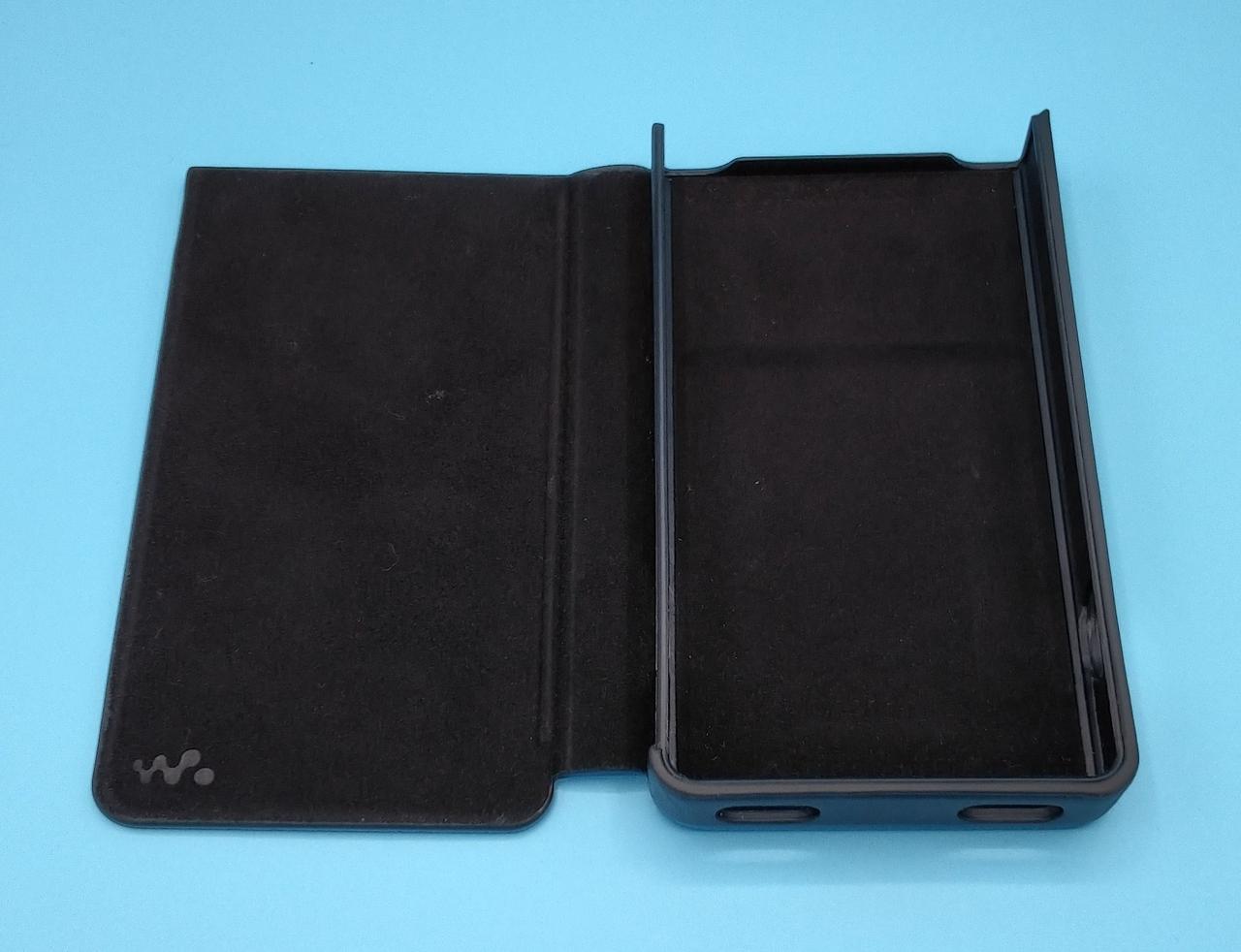 ケース内側にもキズ・使用感ありです。