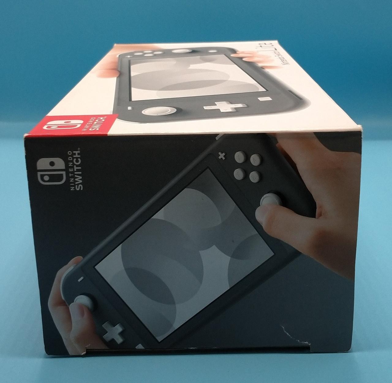 化粧箱に破れ見られます。