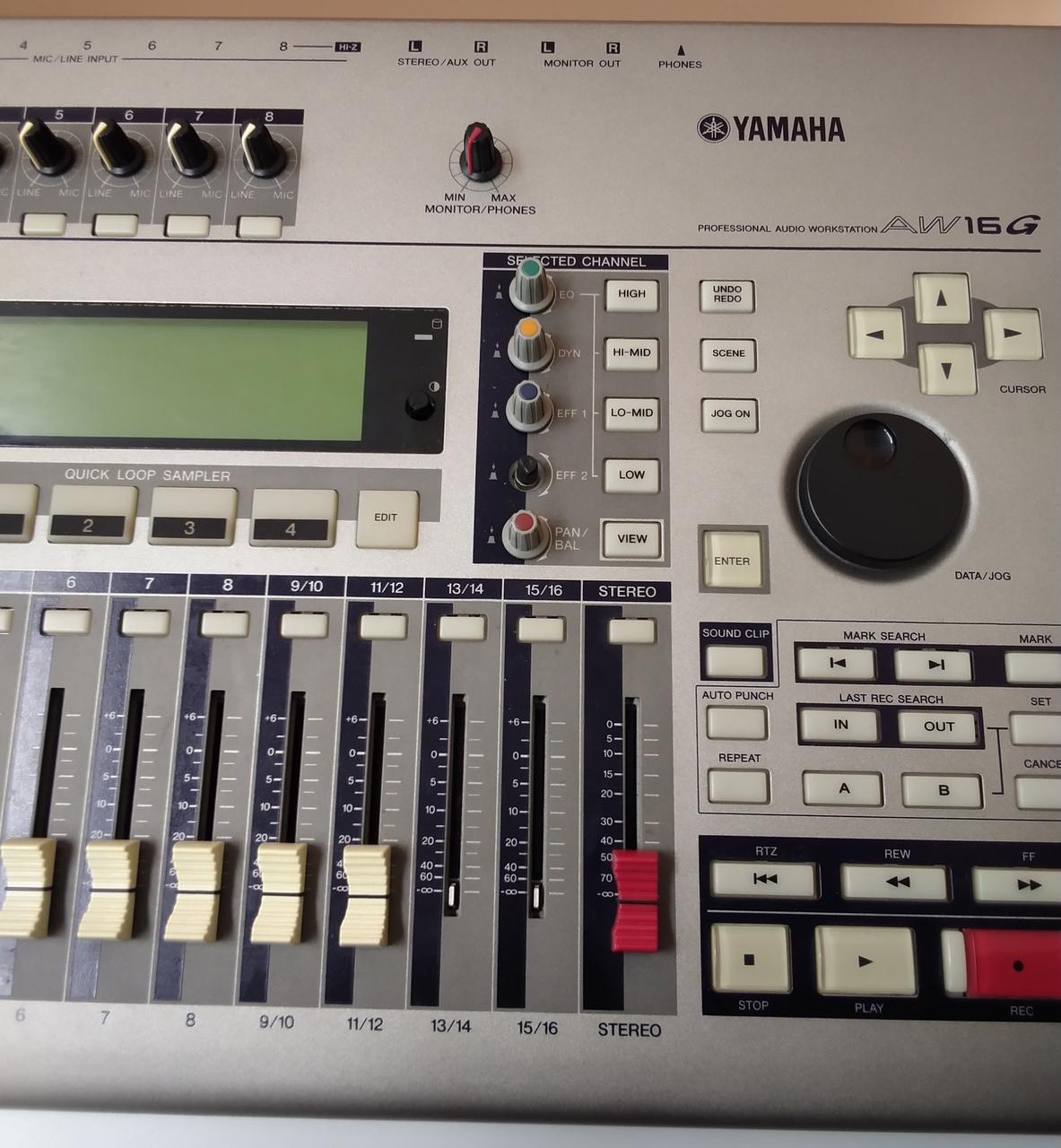 いくつかのツマミが欠損してます。