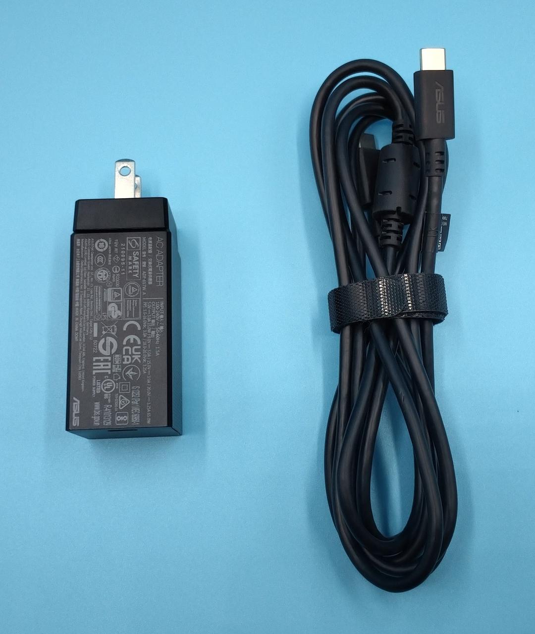 付属のACアダプターとケーブルです。