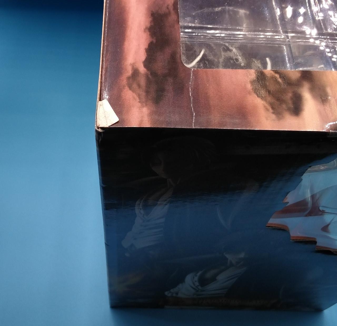 化粧箱にキズ・使用感あります。