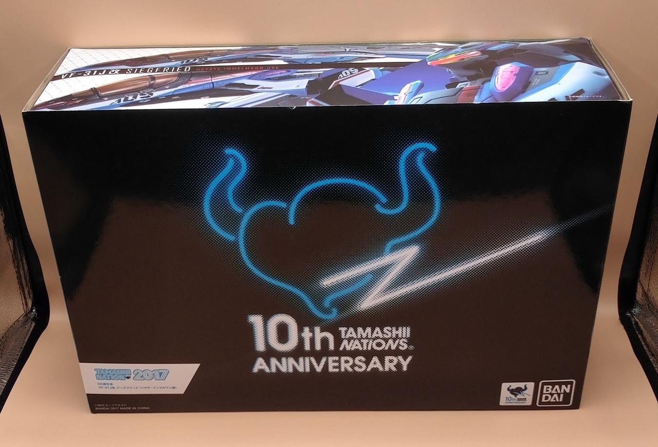 化粧箱にキズ・使用感あります。