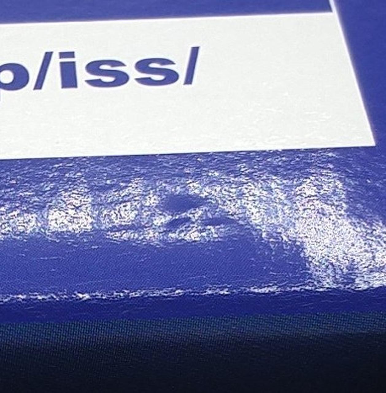 箱に凹みが見られます