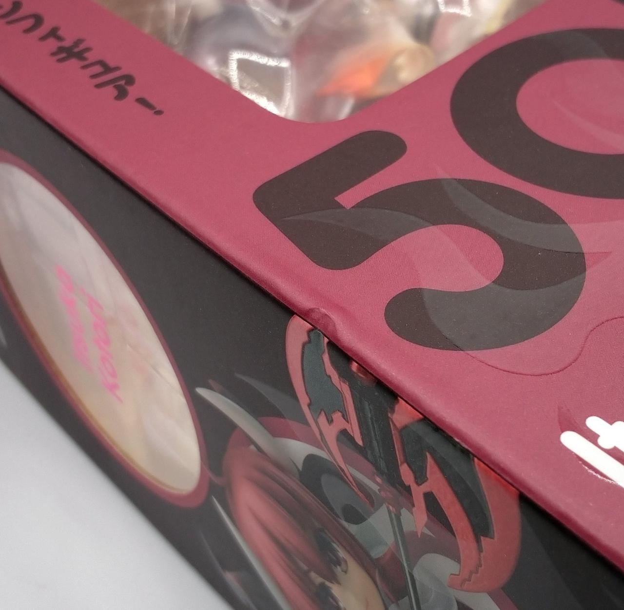 化粧箱にいくつかキズ見られます。