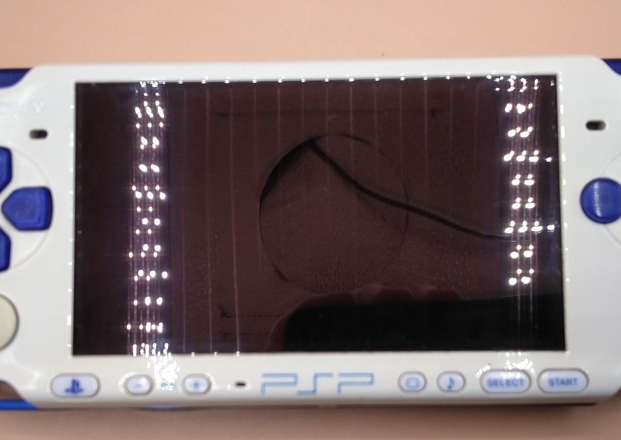 液晶内部に多数チリ入ってます。