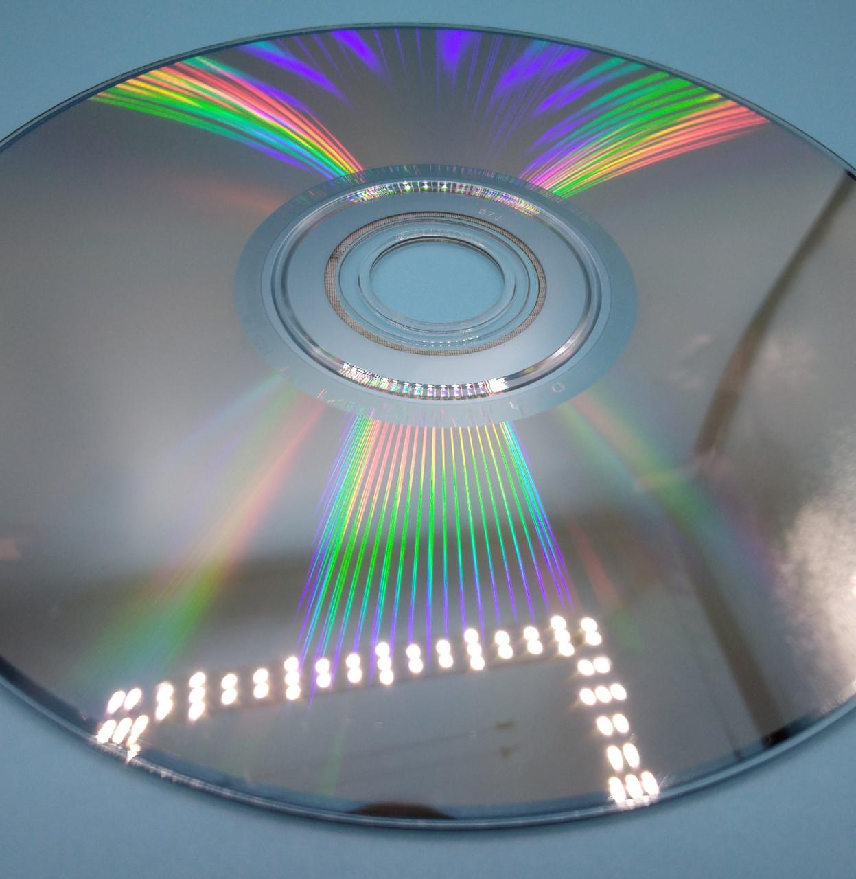 ディスク9に小さい目立つキズあります。