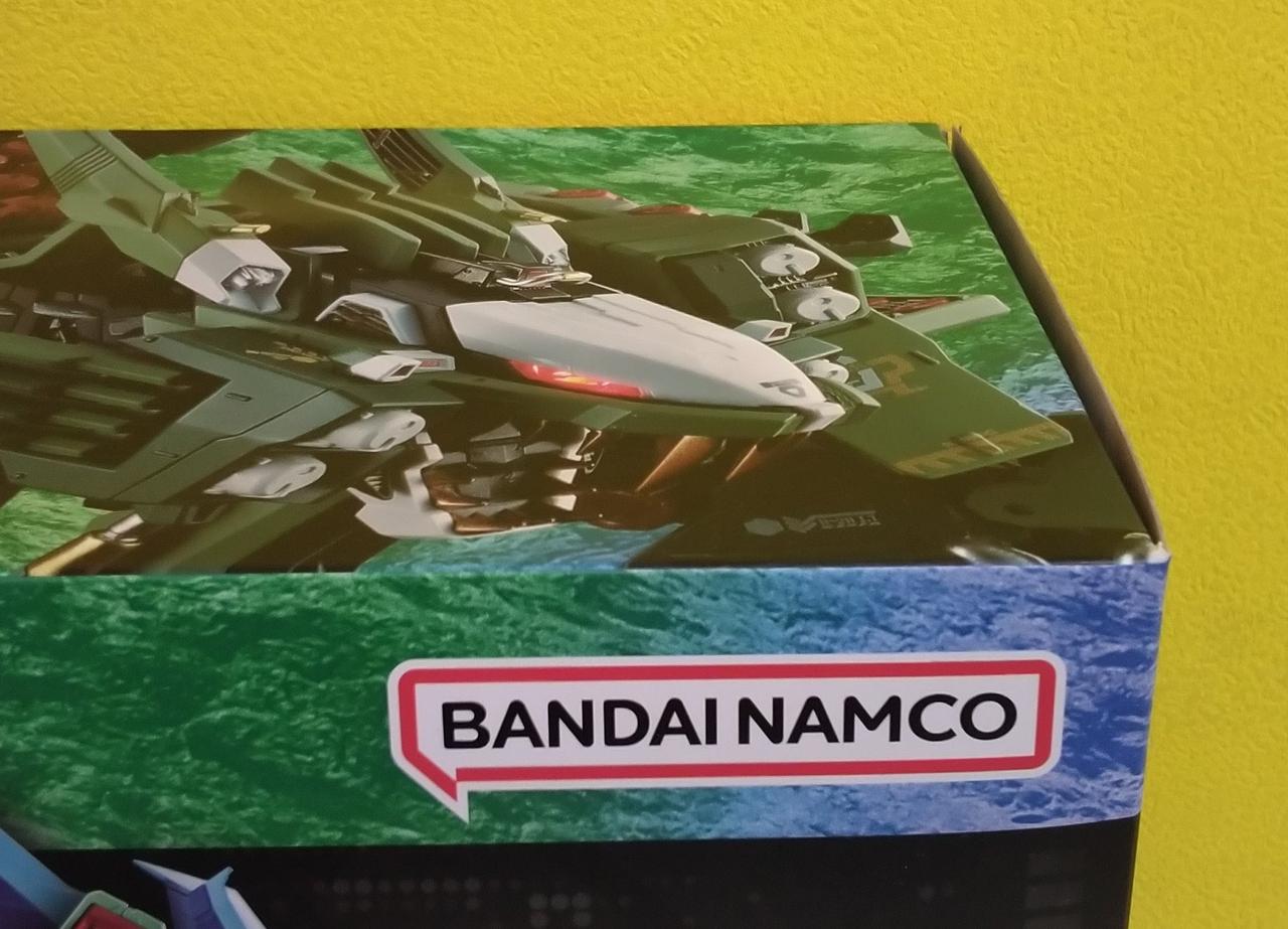 化粧箱に凹み見られます。