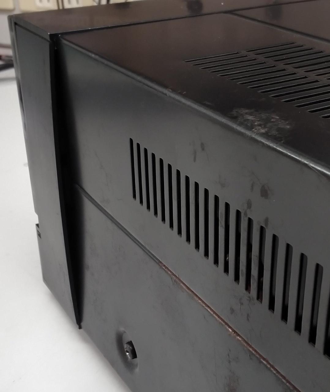 外装に変形している箇所見られます。