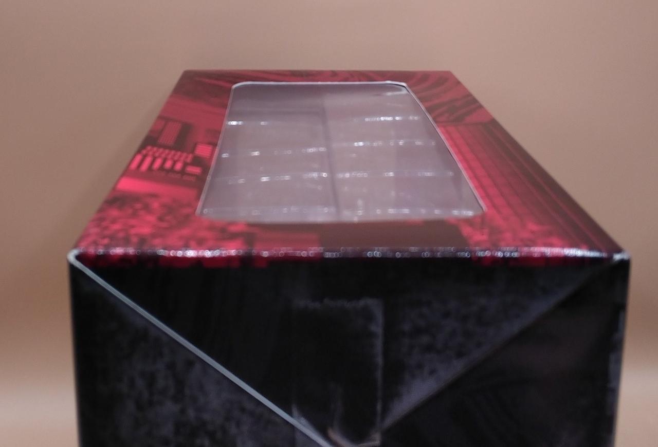 化粧箱に凹み見られます。