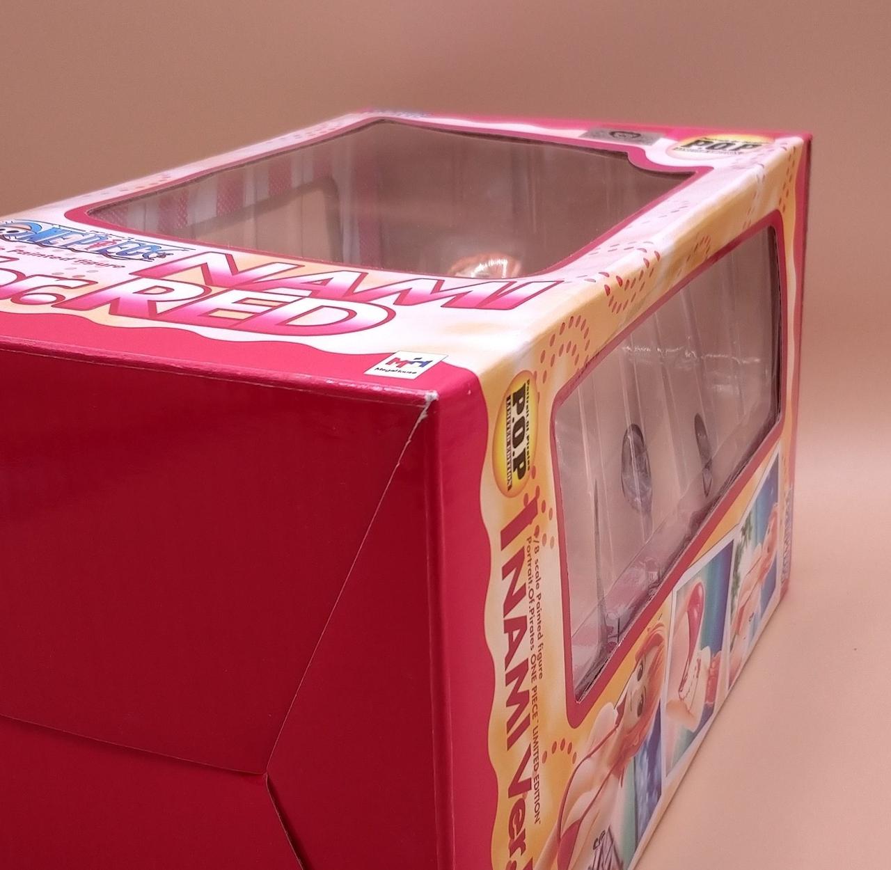 化粧箱に凹み見られます。