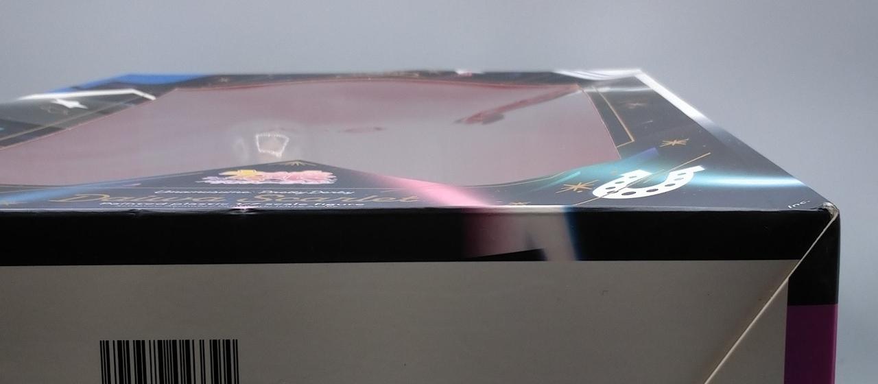 化粧箱にキズや折れ、凹み見られます。