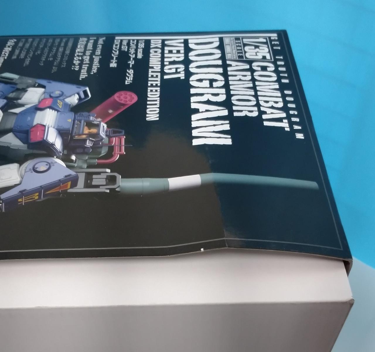 化粧箱に折れキズ見られます。