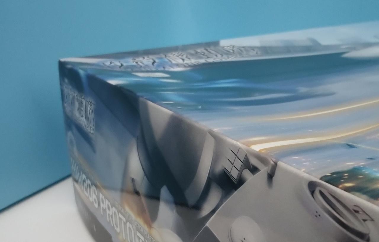 化粧箱にキズ・凹み見られます。