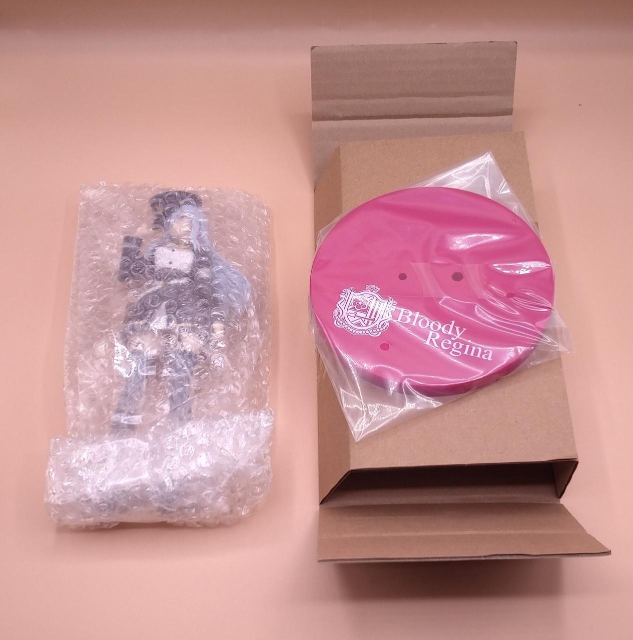 中のフィギュアと台座は未開封です。