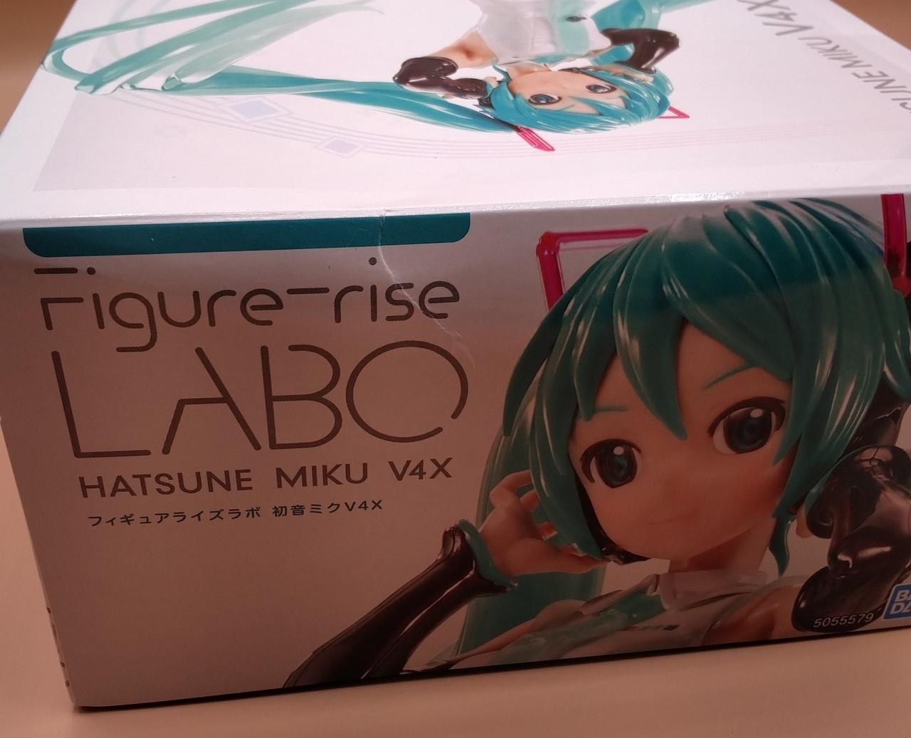 化粧箱にキズ見られます。