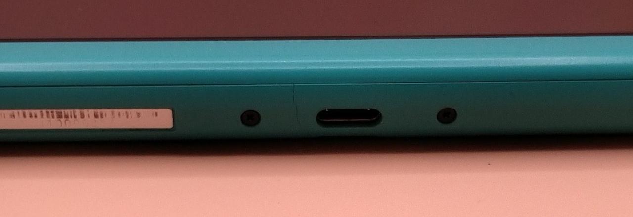 充電端子付近に割れが見られます。