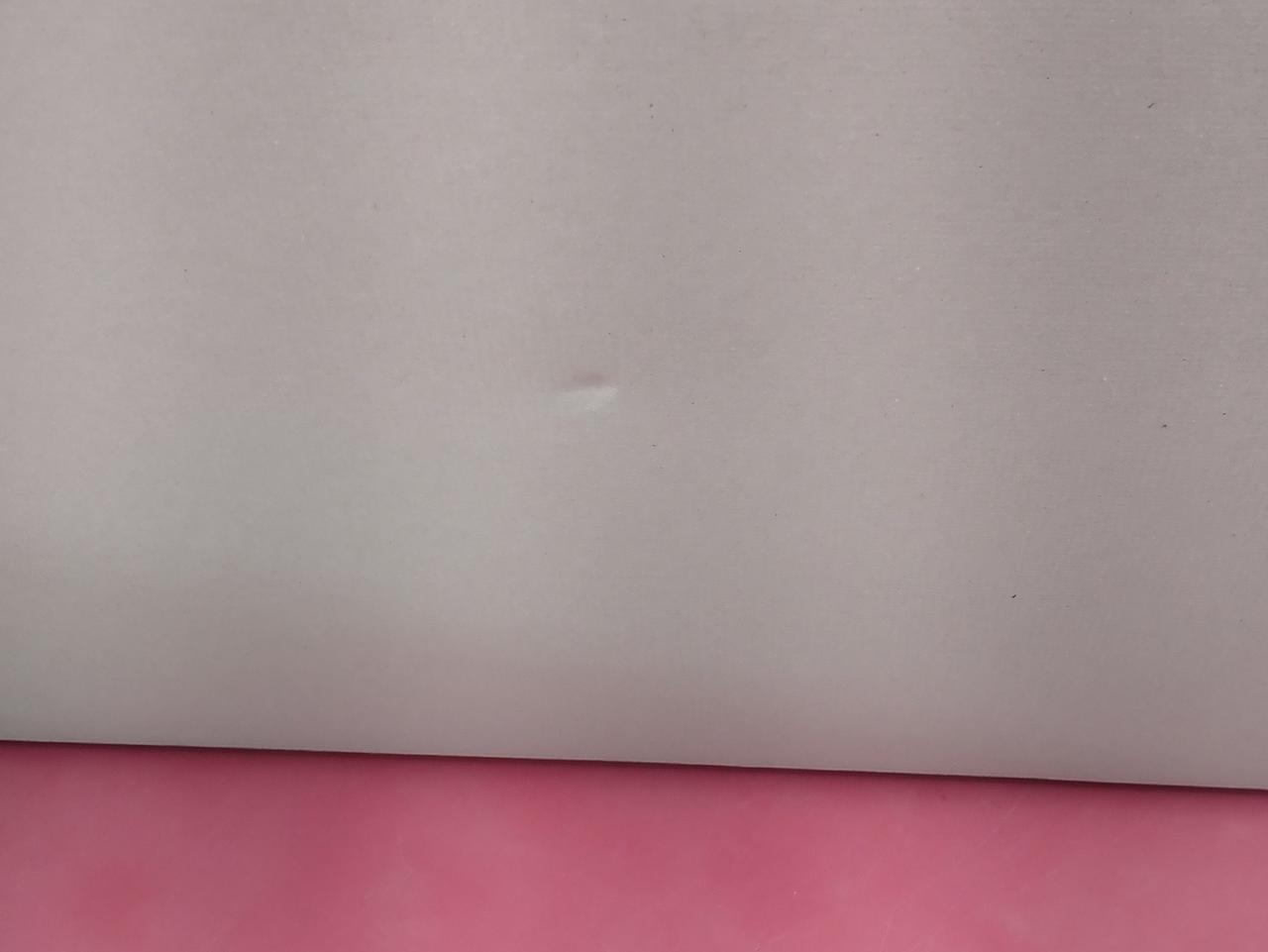 化粧箱にキズが見られます。