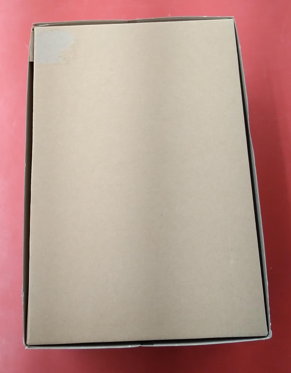 化粧箱に破れ見られます。