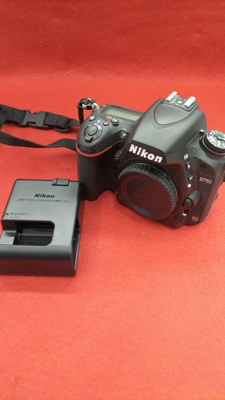 Nikon D750 本体 バッテリーチャージャー付き Nikon D750 デジタル一眼レフカメラ、バッテリーとチャージャー付き