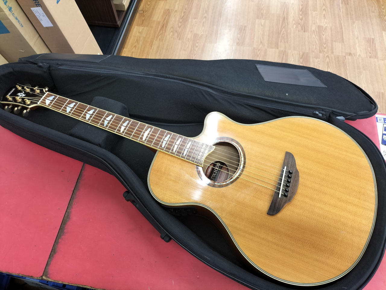 YAMAHA APX1000 PW　エレアコ　2024年製　ほぼ未使用の美品！ YAMAHA / APX1000 Pearl White (PW) ヤマハ エレアコ