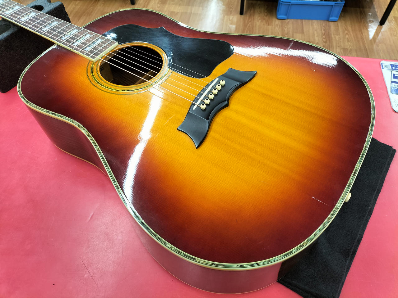 弦交換Morris W-30 ギター ハードケース付 シェルロゴ 装飾バインディ 弦交換Morris W-30 ギター ハードケース付 シェルロゴ 装飾バインディ