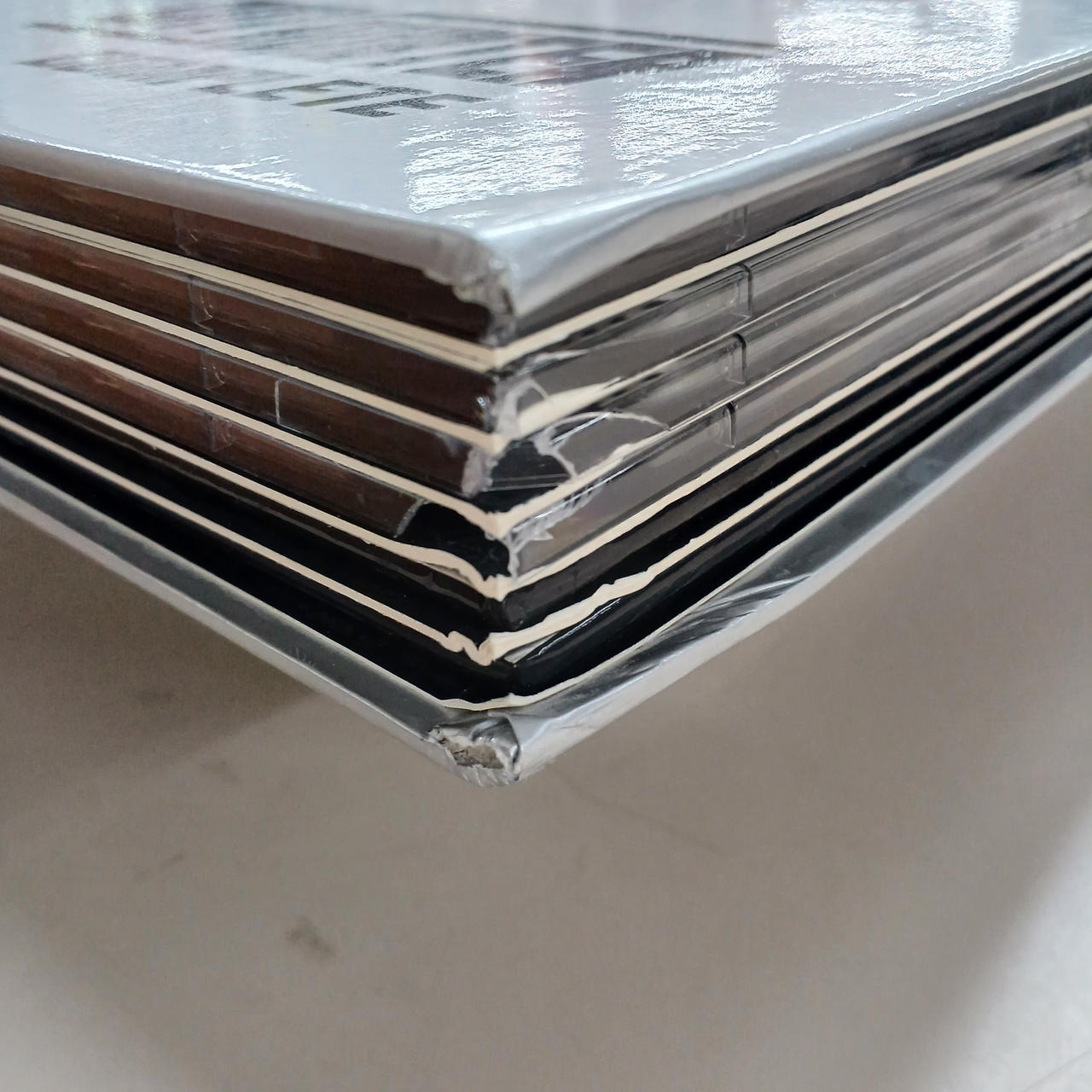 角のプラスチック割れあり