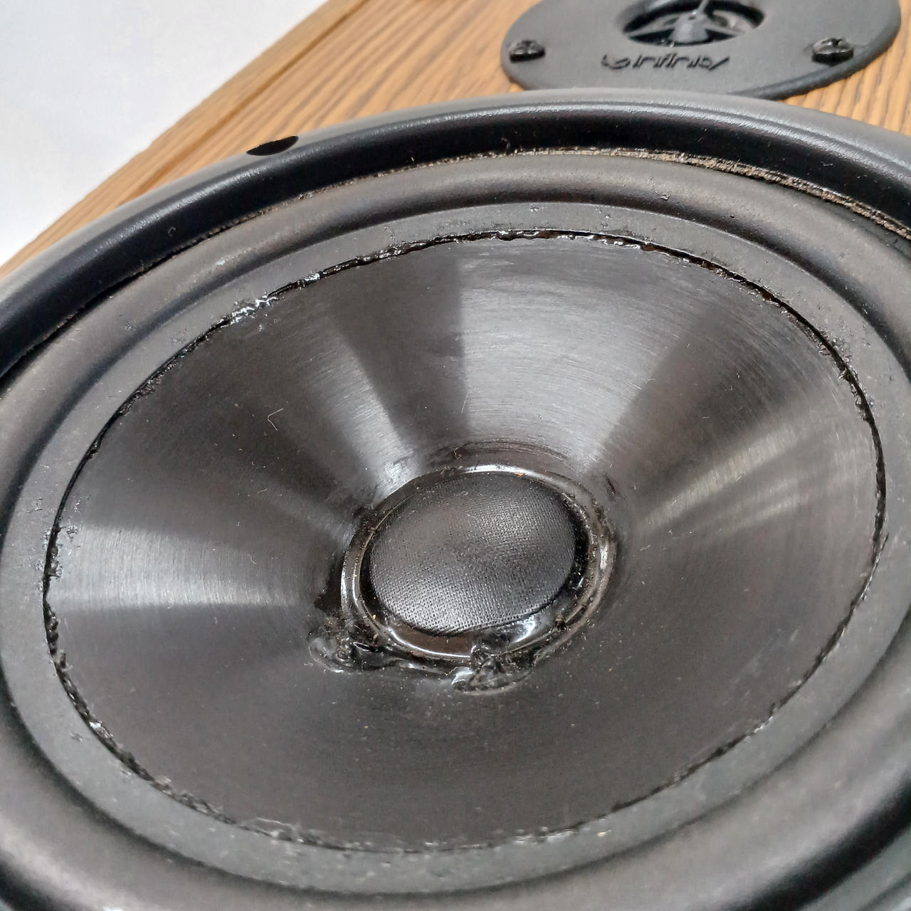 片側隙間から接着剤のようなもの