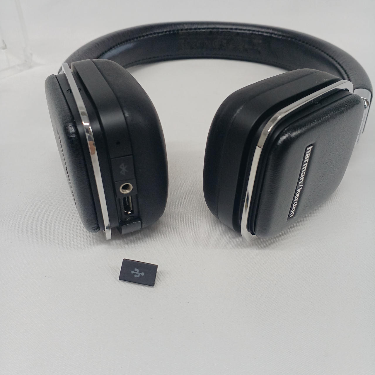 harmon/kardon 有線ヘッドホン 黒・ベージュ コンパクトなユーロスタイル・ヘッドフォン、harman/kardonから