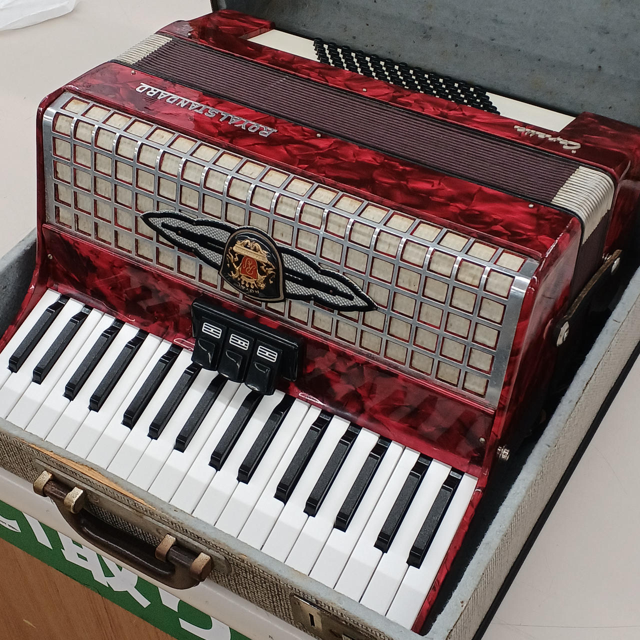 Royal Standard アコーディオン 赤色 37鍵96ベース442hz