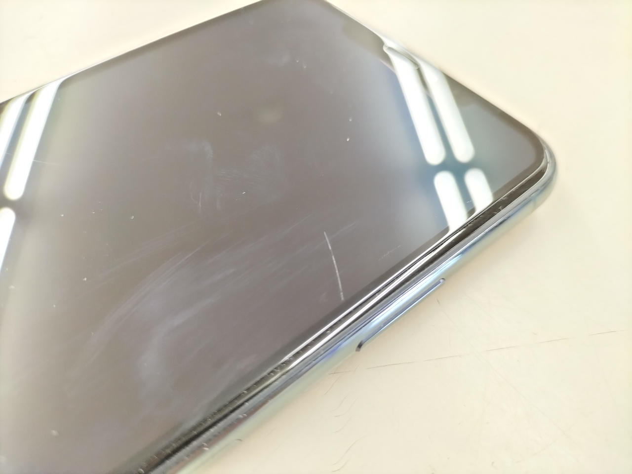 ガラスフィルムにキズがあります