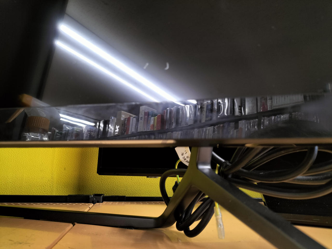 モニター向かって右足付近に目立つ傷あり