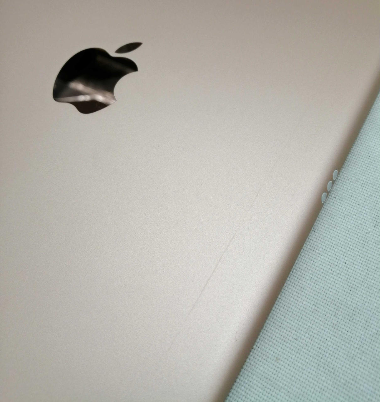 裏面の右側に黒い線あります。