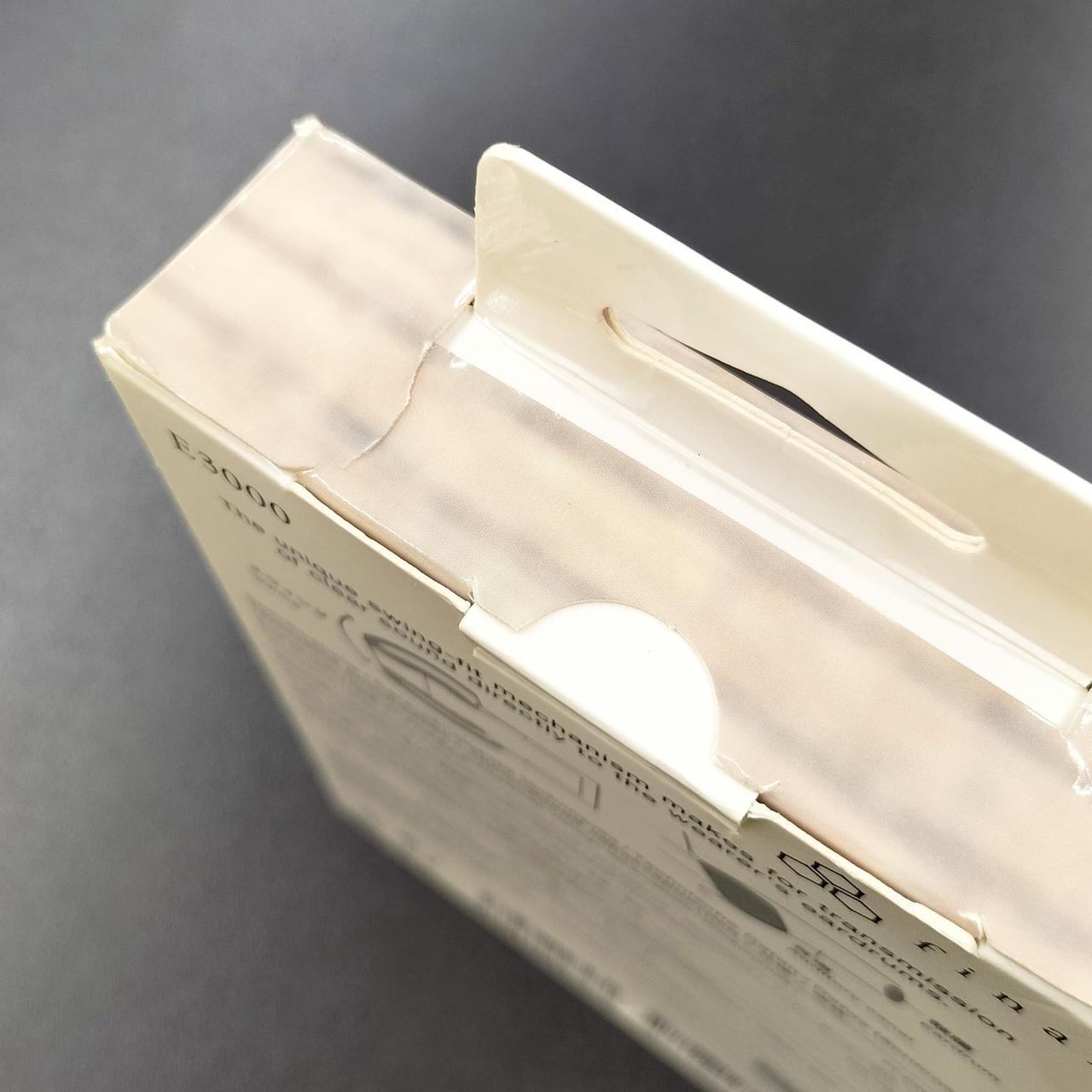 外箱にダメージあります。