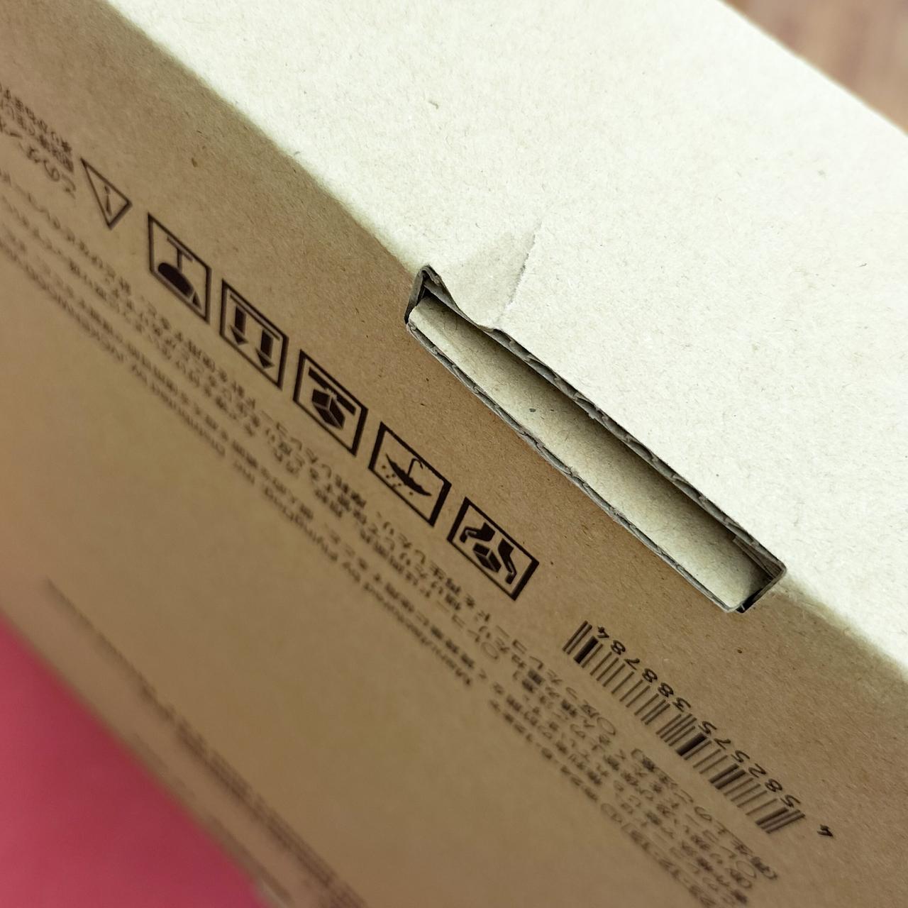 外箱にダメージあります。