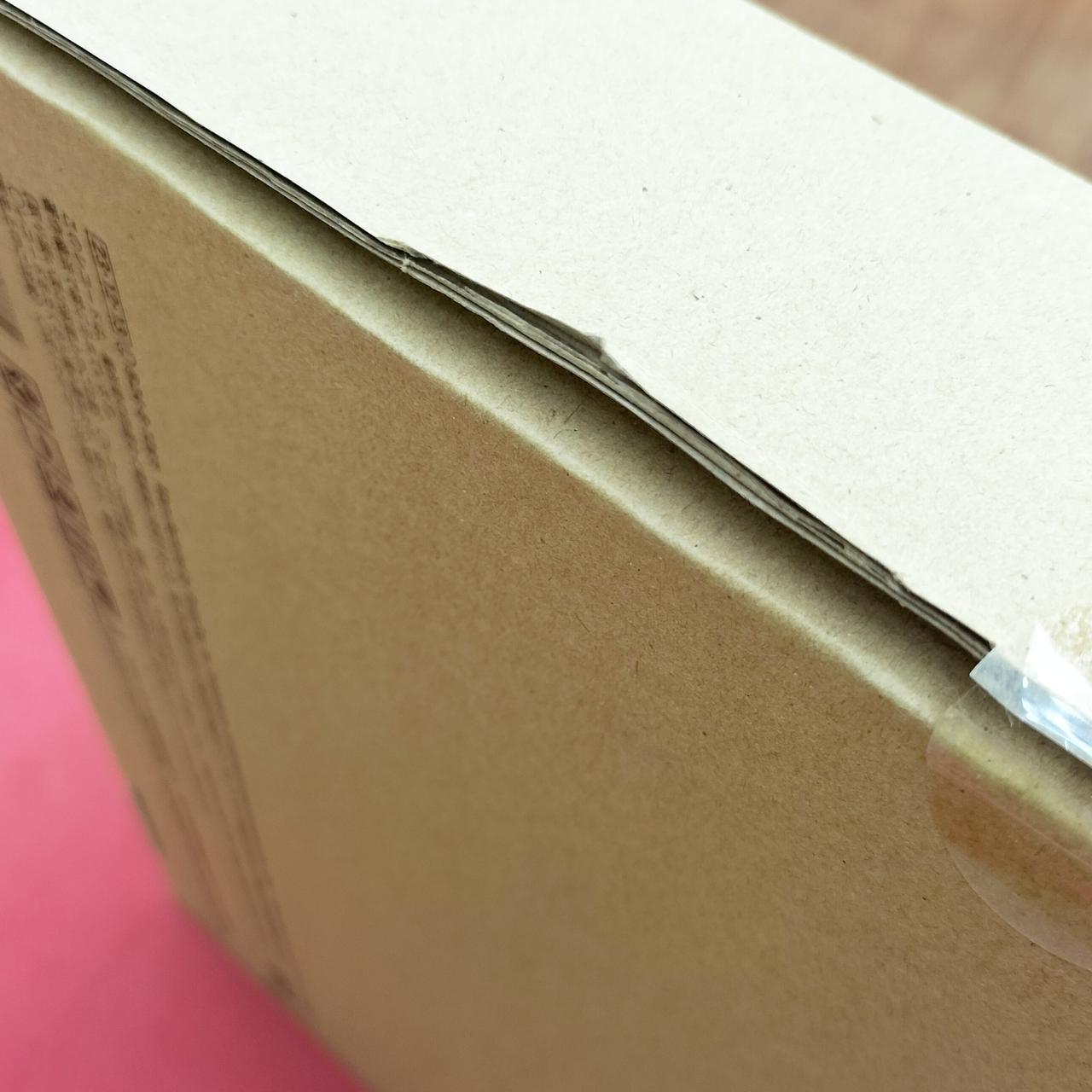 外箱にダメージあります。