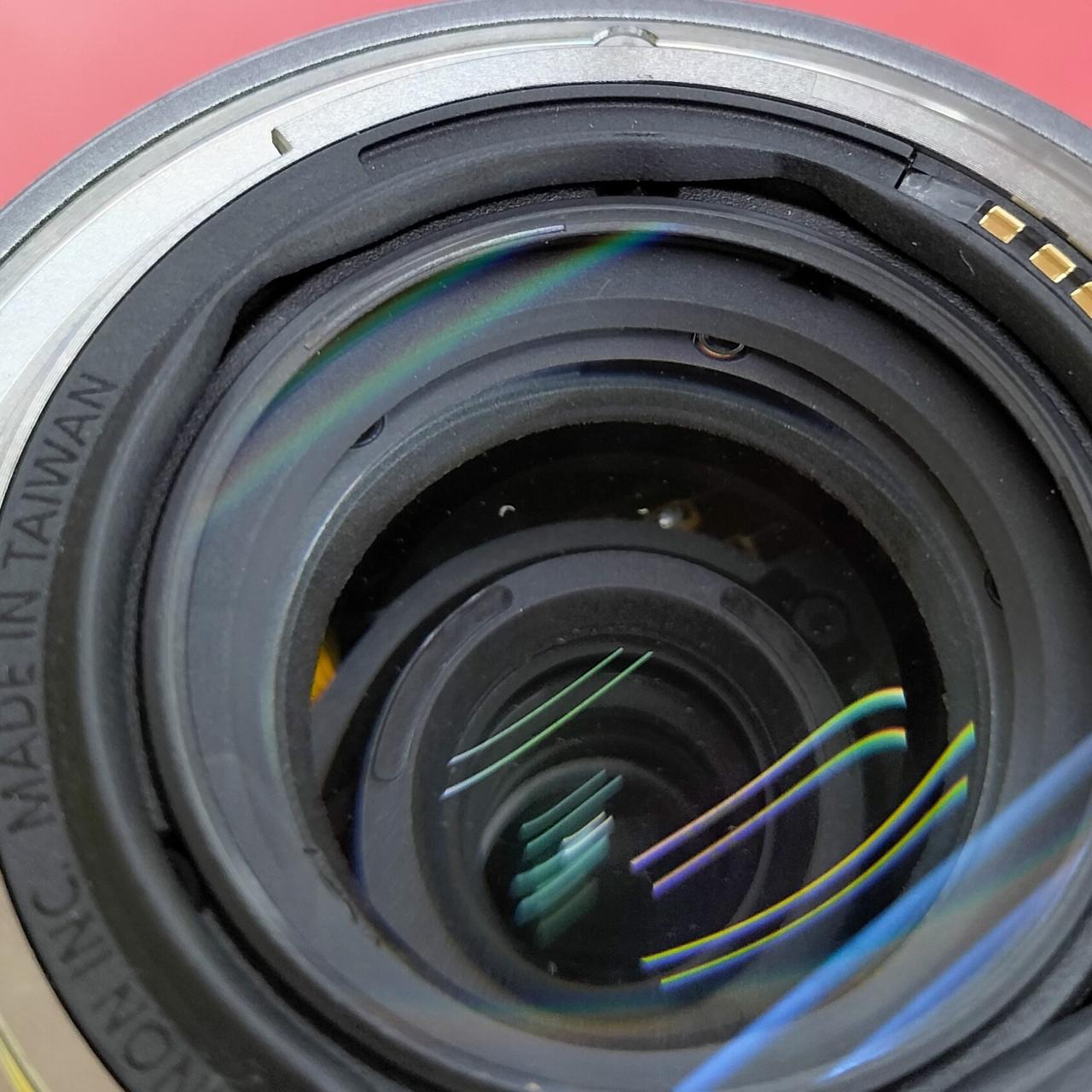 レンズ内部に白い小さなゴミあります。