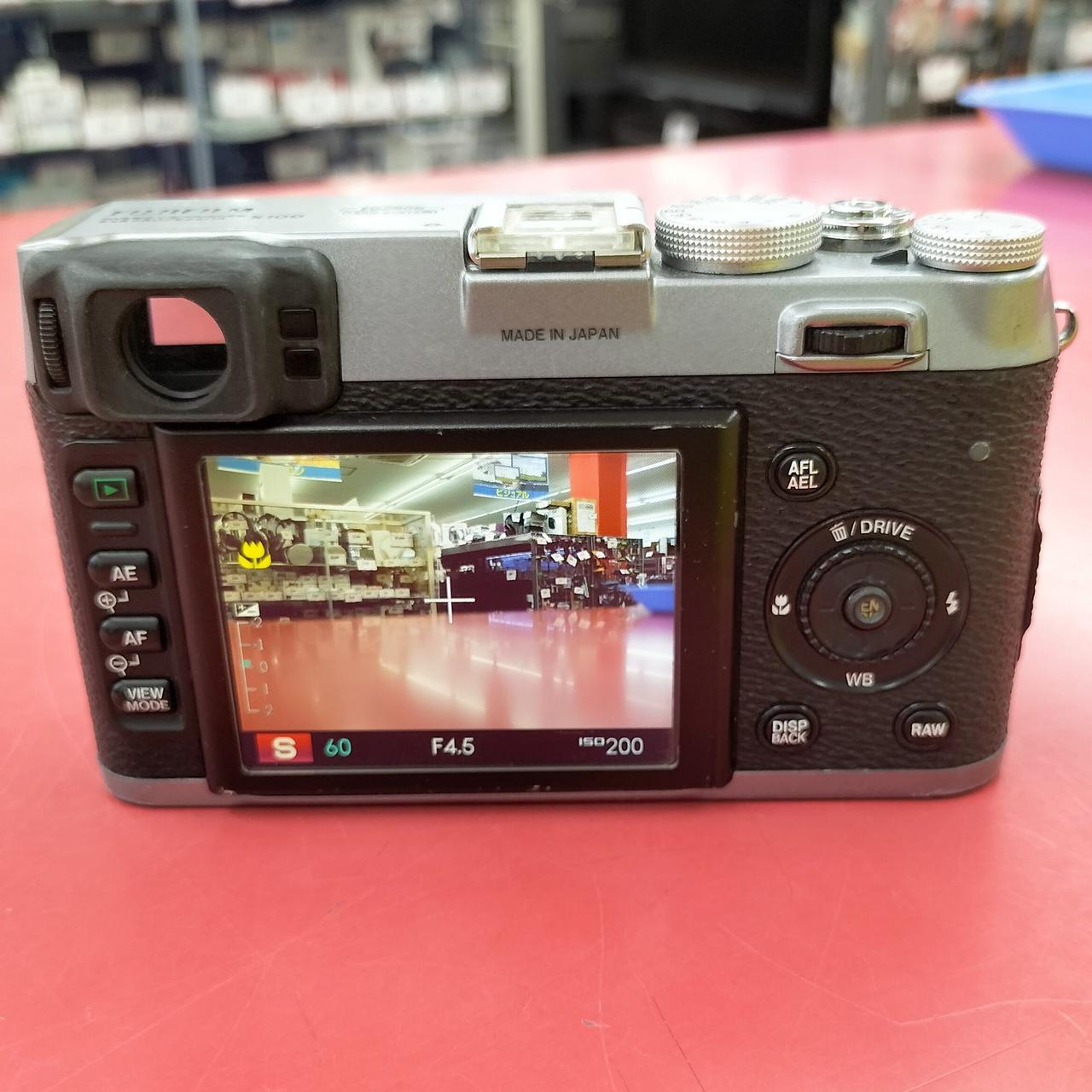 液晶左側が黄色く変色しています。