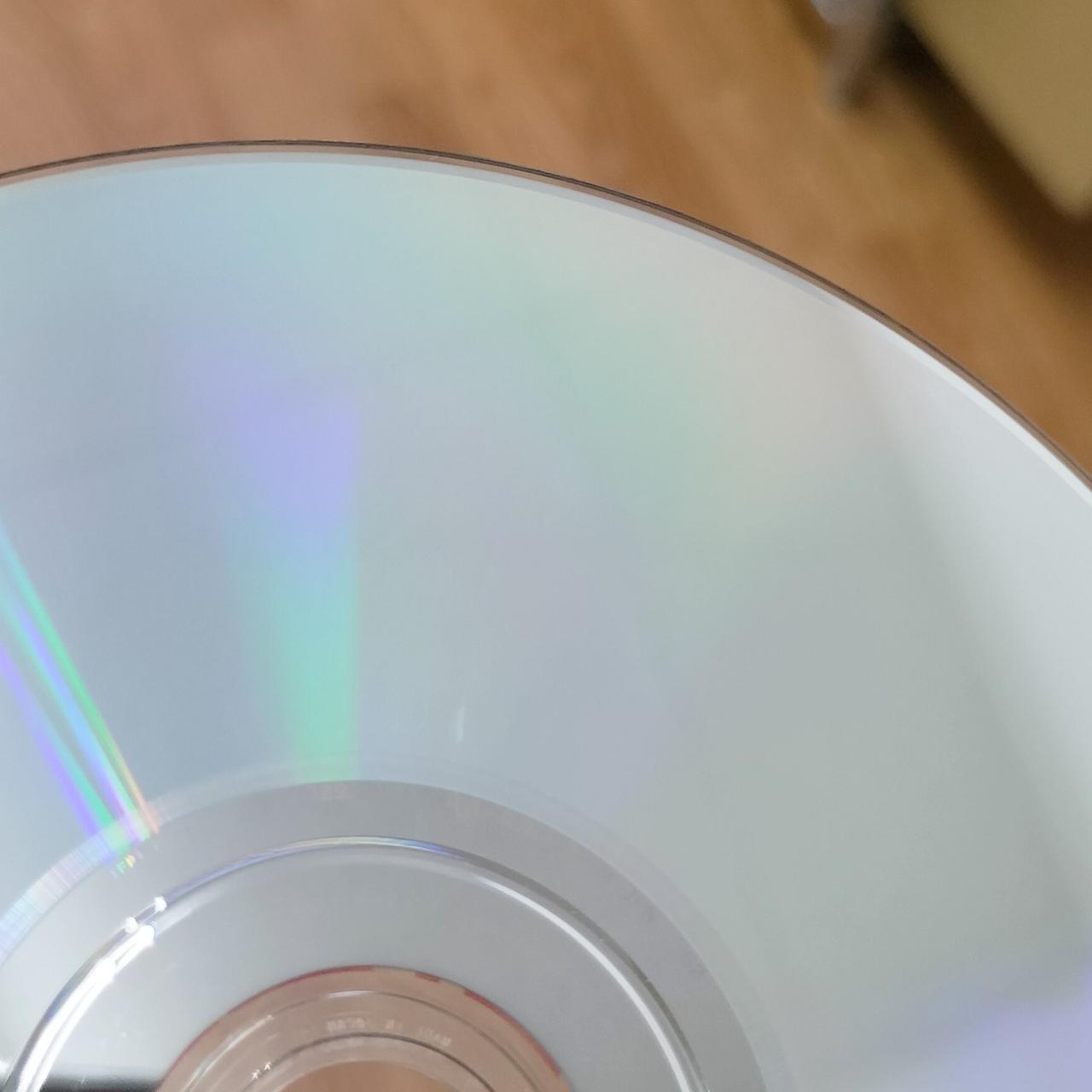 DISC中央に薄く小さなキズがあります。