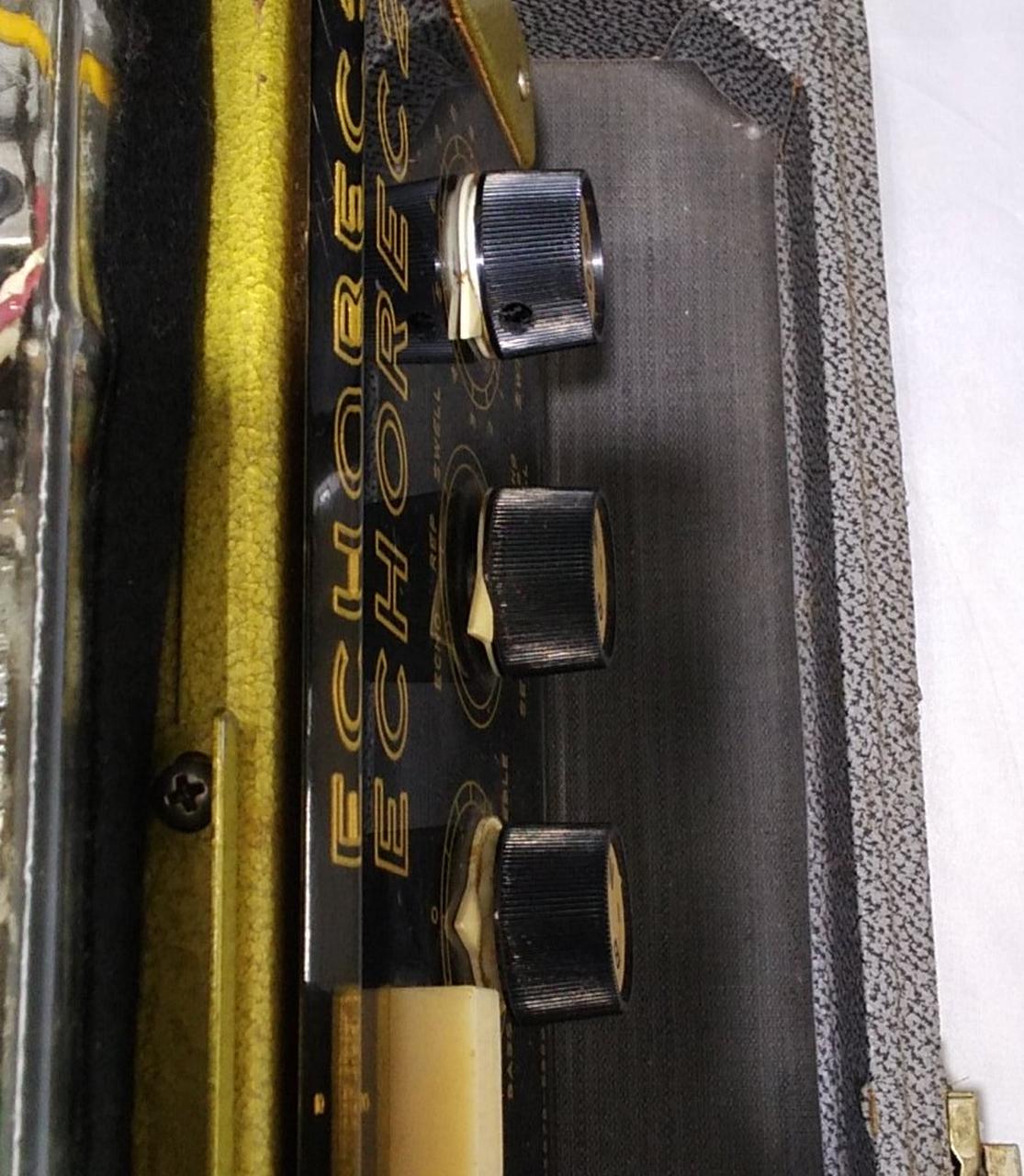 つまみの白いパーツが一部外れています。