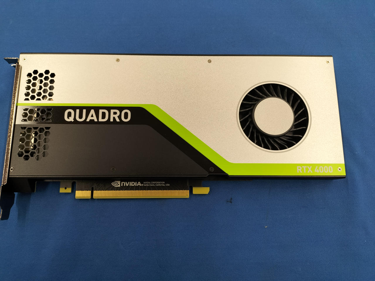 NVIDIA 型番：QUADRO RTX4000 グラフィックボード