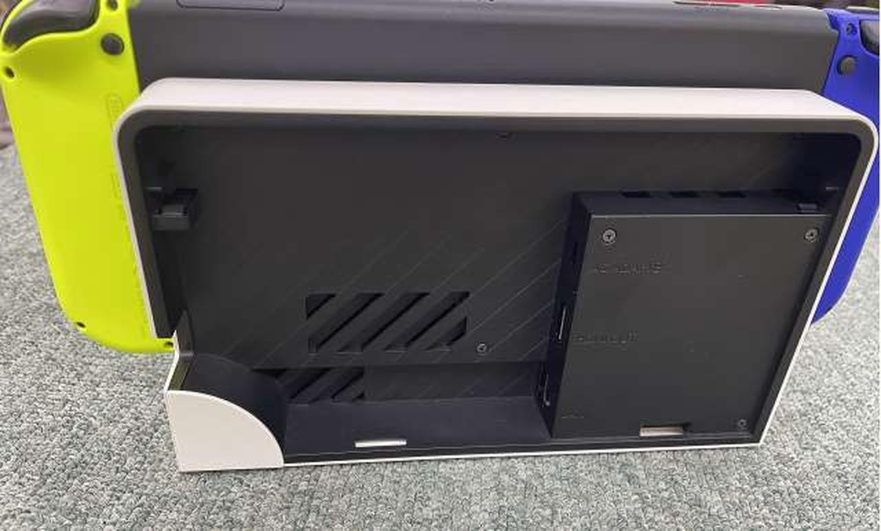 ドックの裏フタ欠品しています。