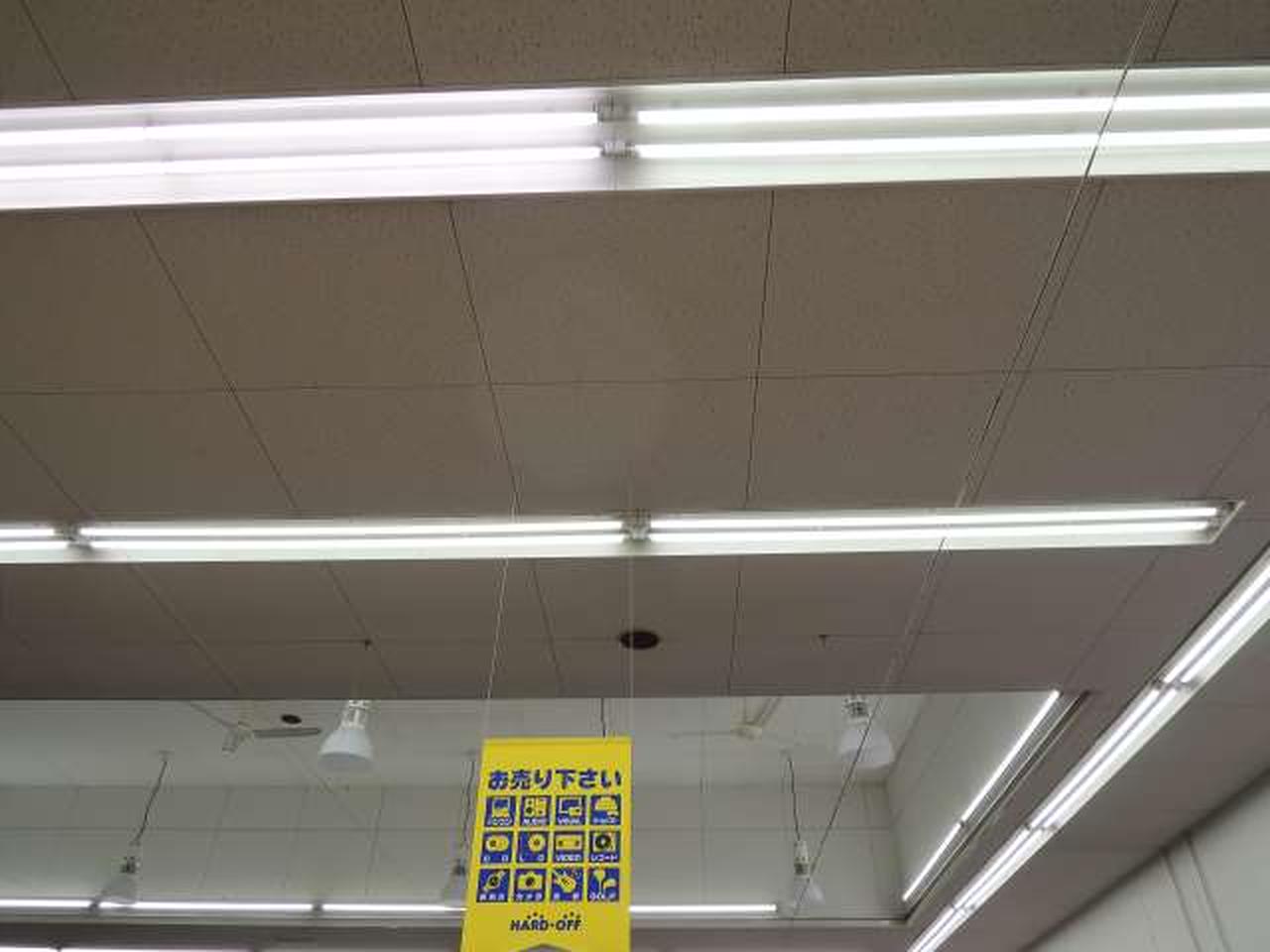 光の入り次第で画面中央部に丸く映り込みあ