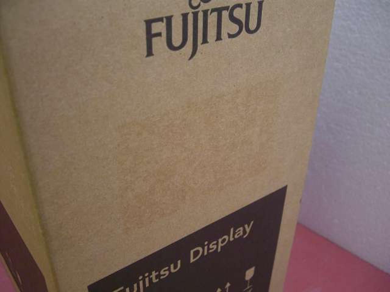 ※箱にシール跡あります。