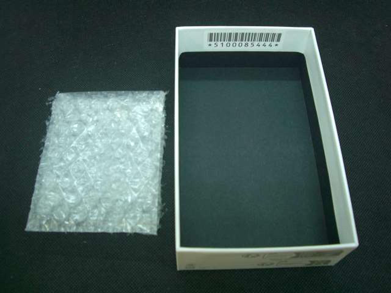 箱内側の型抜きの緩衝材ありません。