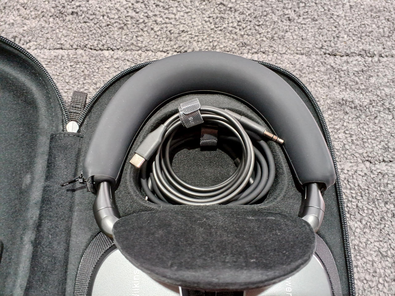 ケーブルはここへ収納されています。