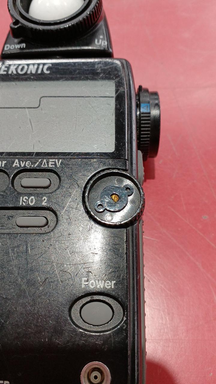 ダイヤルのカバーがありません。