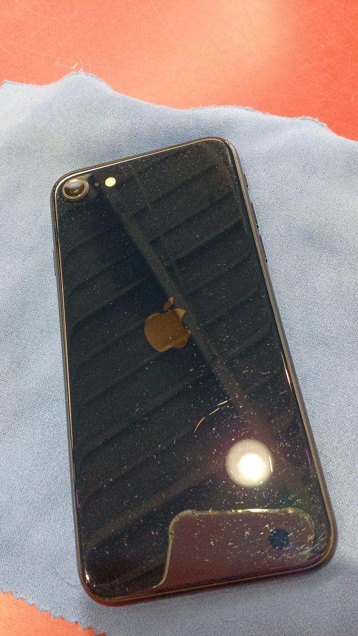 背面ポツポツとケース傷があります。