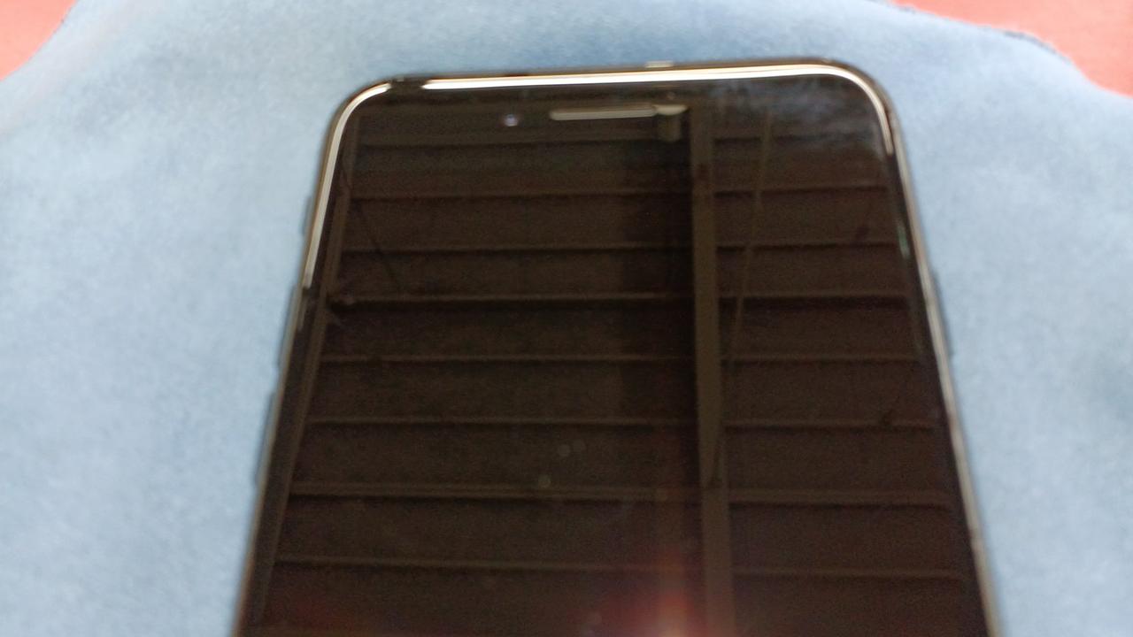 画面右上に擦り傷あります。