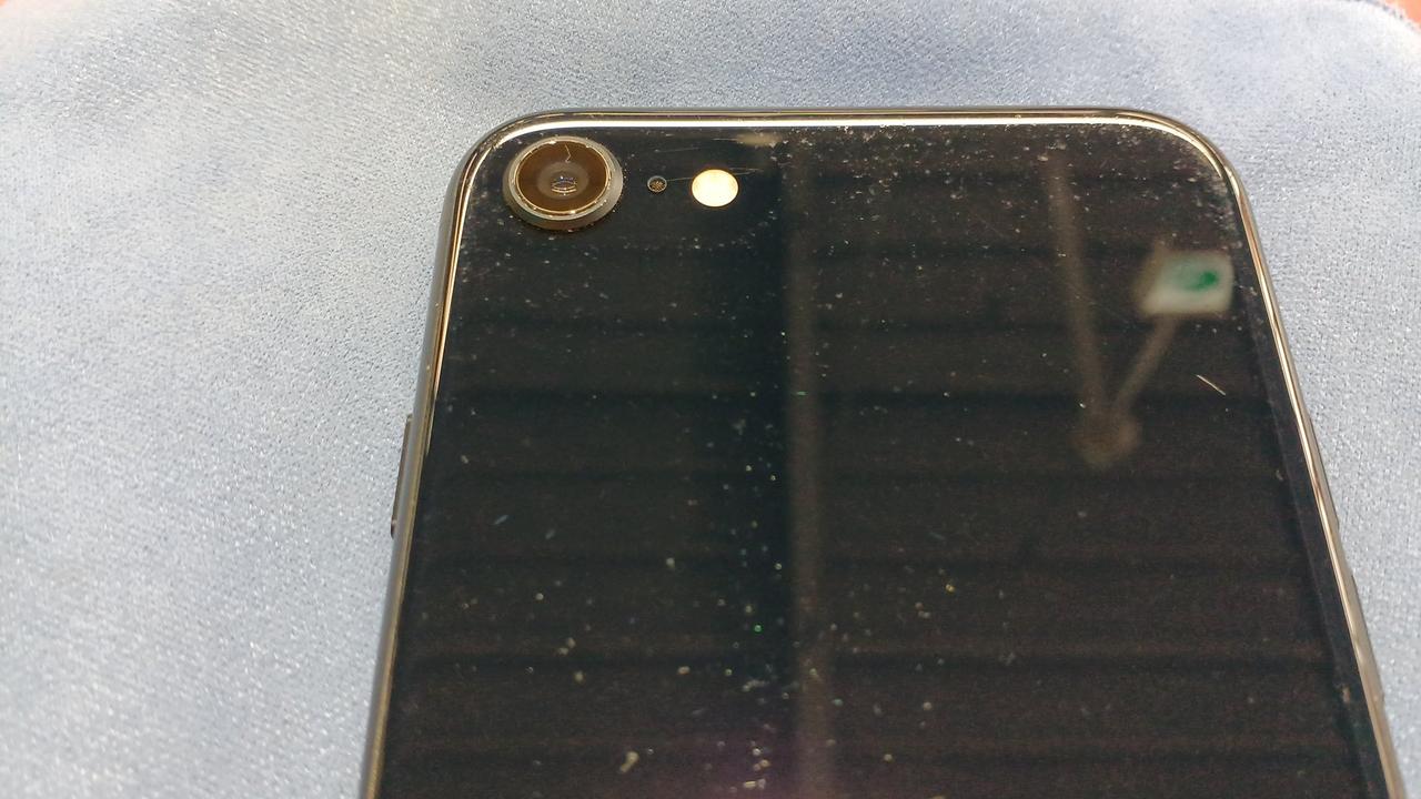 カメラ周辺にもケース傷あります。